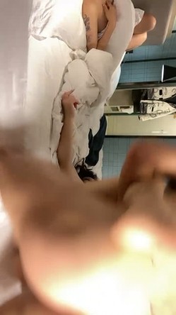 【喝尿母狗】骚母狗带着她的闺蜜跪在镜子前轮流深喉喝尿 轮流啪啪 轮流被电击 截图8