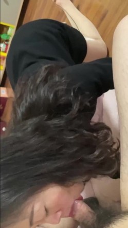 风情绝代 公务员美熟女 ️· 蓝阿姨 · ️ 丝袜气质尤物，匍匐在主人面前，舌头钻进马眼，舒服爆了！ 截图4