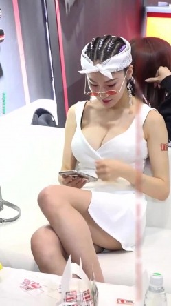 广州车展色色的摄影师各种角度 捕捉身材火爆的美女模特各种不经意间的走光 截图1