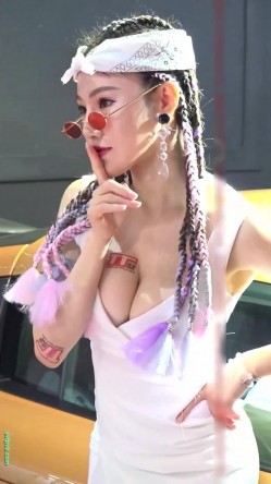广州车展色色的摄影师各种角度 捕捉身材火爆的美女模特各种不经意间的走光 截图3