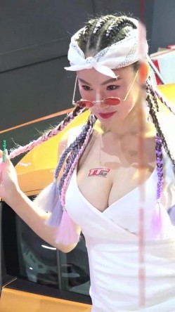 广州车展色色的摄影师各种角度 捕捉身材火爆的美女模特各种不经意间的走光 截图5