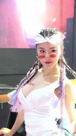 广州车展色色的摄影师各种角度 捕捉身材火爆的美女模特各种不经意间的走光 截图6