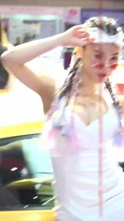 广州车展色色的摄影师各种角度 捕捉身材火爆的美女模特各种不经意间的走光 截图7