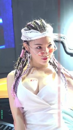 广州车展色色的摄影师各种角度 捕捉身材火爆的美女模特各种不经意间的走光 截图10