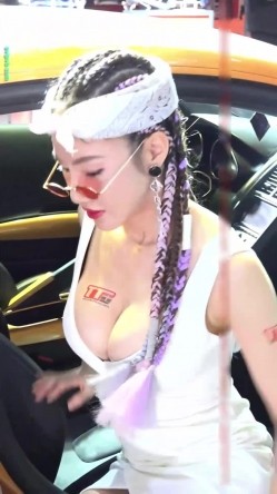 广州车展色色的摄影师各种角度 捕捉身材火爆的美女模特各种不经意间的走光 截图11
