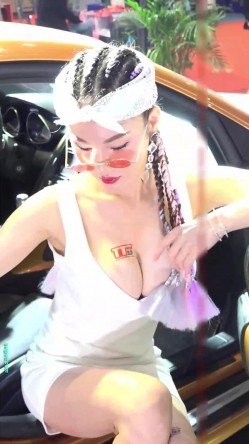广州车展色色的摄影师各种角度 捕捉身材火爆的美女模特各种不经意间的走光 截图14