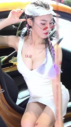 广州车展色色的摄影师各种角度 捕捉身材火爆的美女模特各种不经意间的走光 截图16