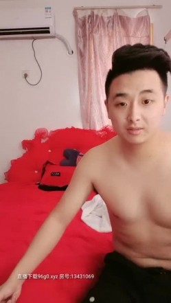 风骚的小姐姐漏着个奶子就出来了，小哥哥舔奶玩逼情趣小母狗，硬硬的鸡巴塞她嘴里各种抽插骚逼，叫声骚浪 截图3