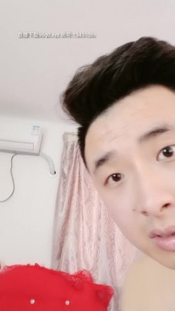 风骚的小姐姐漏着个奶子就出来了，小哥哥舔奶玩逼情趣小母狗，硬硬的鸡巴塞她嘴里各种抽插骚逼，叫声骚浪 截图11