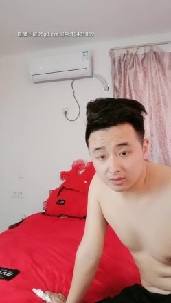风骚的小姐姐漏着个奶子就出来了，小哥哥舔奶玩逼情趣小母狗，硬硬的鸡巴塞她嘴里各种抽插骚逼，叫声骚浪 截图12