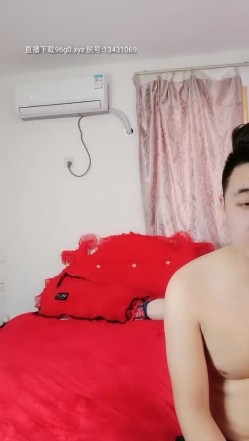 风骚的小姐姐漏着个奶子就出来了，小哥哥舔奶玩逼情趣小母狗，硬硬的鸡巴塞她嘴里各种抽插骚逼，叫声骚浪 截图13