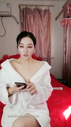 风骚的小姐姐漏着个奶子就出来了，小哥哥舔奶玩逼情趣小母狗，硬硬的鸡巴塞她嘴里各种抽插骚逼，叫声骚浪 截图15