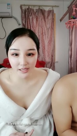 风骚的小姐姐漏着个奶子就出来了，小哥哥舔奶玩逼情趣小母狗，硬硬的鸡巴塞她嘴里各种抽插骚逼，叫声骚浪 截图16