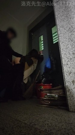 力量型做爱选手『洛克先生』楼道 镜子前 床上 顶操极品反差骚婊人妻 端庄人妻被操成发情母狗 截图7