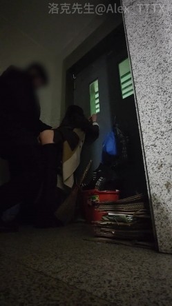 力量型做爱选手『洛克先生』楼道 镜子前 床上 顶操极品反差骚婊人妻 端庄人妻被操成发情母狗 截图8