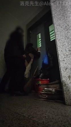 力量型做爱选手『洛克先生』楼道 镜子前 床上 顶操极品反差骚婊人妻 端庄人妻被操成发情母狗 截图9