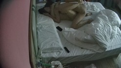酒店偷拍 学生情侣妹子满心期待男友激烈的碰撞废才男友只知道玩游戏性能力让她大失所望 截图2