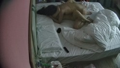 酒店偷拍 学生情侣妹子满心期待男友激烈的碰撞废才男友只知道玩游戏性能力让她大失所望 截图6