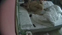 酒店偷拍 学生情侣妹子满心期待男友激烈的碰撞废才男友只知道玩游戏性能力让她大失所望 截图11