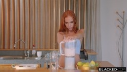 Blacked.23.06.03.Holly.Molly.XXX.720p.MP4-XXX[XC] 截图3
