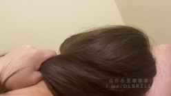 武汉富二代泡良大神「Y先生」推特约炮实录，部分女主微露脸，跑车外口交后入啪啪，欲求不满少妇3P，边欣赏AV边做爱！ 截图1