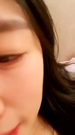 最美哺乳期宝妈【哺乳期】为了生活下海~直播挤乳汁!湿哒哒，小少妇颇有几分姿色 截图3