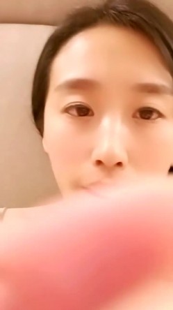 最美哺乳期宝妈【哺乳期】为了生活下海~直播挤乳汁!湿哒哒，小少妇颇有几分姿色 截图4