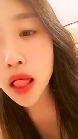 最美哺乳期宝妈【哺乳期】为了生活下海~直播挤乳汁!湿哒哒，小少妇颇有几分姿色 截图6