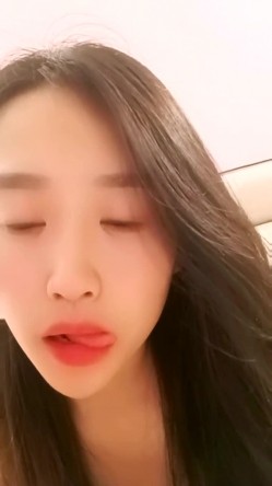 最美哺乳期宝妈【哺乳期】为了生活下海~直播挤乳汁!湿哒哒，小少妇颇有几分姿色 截图7