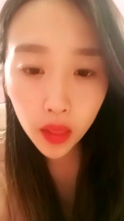 最美哺乳期宝妈【哺乳期】为了生活下海~直播挤乳汁!湿哒哒，小少妇颇有几分姿色 截图8