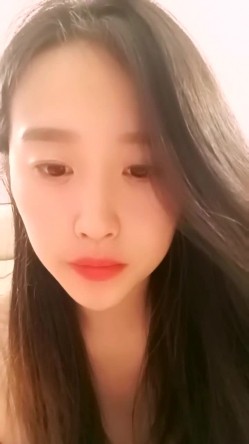 最美哺乳期宝妈【哺乳期】为了生活下海~直播挤乳汁!湿哒哒，小少妇颇有几分姿色 截图9