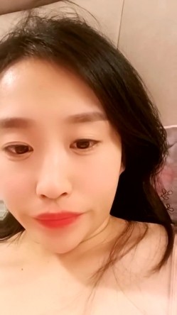最美哺乳期宝妈【哺乳期】为了生活下海~直播挤乳汁!湿哒哒，小少妇颇有几分姿色 截图14