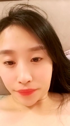 最美哺乳期宝妈【哺乳期】为了生活下海~直播挤乳汁!湿哒哒，小少妇颇有几分姿色 截图16