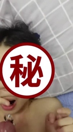 风骚绿帽娇妻『白栀夫妻』大胆露出，绿帽老公开发娇妻勾引单男，单男小娇妻按在床上后入， 母狗湿的一塌煳涂 截图6