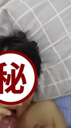风骚绿帽娇妻『白栀夫妻』大胆露出，绿帽老公开发娇妻勾引单男，单男小娇妻按在床上后入， 母狗湿的一塌煳涂 截图7