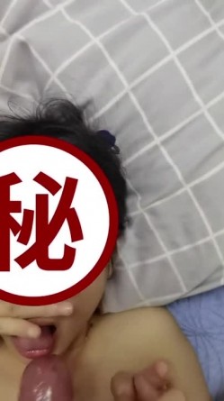 风骚绿帽娇妻『白栀夫妻』大胆露出，绿帽老公开发娇妻勾引单男，单男小娇妻按在床上后入， 母狗湿的一塌煳涂 截图8