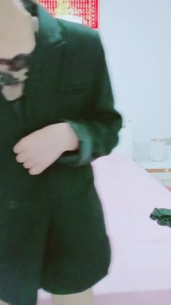 黑丝吊带极品美少妇，韵味十足剧情演绎诱惑老公的朋友，拔了裤头就口交，无套女上位骚的很，人间尤物 截图1