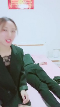 黑丝吊带极品美少妇，韵味十足剧情演绎诱惑老公的朋友，拔了裤头就口交，无套女上位骚的很，人间尤物 截图2