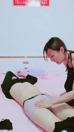 黑丝吊带极品美少妇，韵味十足剧情演绎诱惑老公的朋友，拔了裤头就口交，无套女上位骚的很，人间尤物 截图5