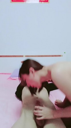 黑丝吊带极品美少妇，韵味十足剧情演绎诱惑老公的朋友，拔了裤头就口交，无套女上位骚的很，人间尤物 截图8
