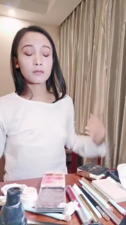 气质很好模特身材极品尤物，先化妆美美哒，再给男友吃屌，女上位啪啪用道具刺激阴蒂 截图3