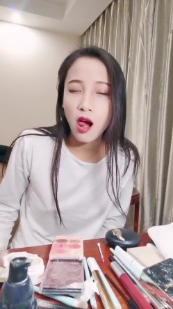 气质很好模特身材极品尤物，先化妆美美哒，再给男友吃屌，女上位啪啪用道具刺激阴蒂 截图5