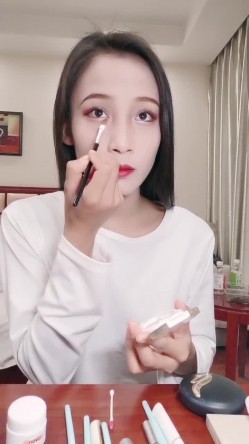 气质很好模特身材极品尤物，先化妆美美哒，再给男友吃屌，女上位啪啪用道具刺激阴蒂 截图6