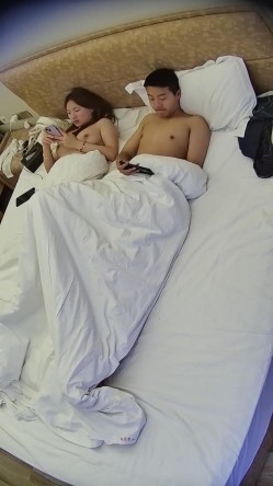 情趣酒店真来了个女神级美女 模样顶级 身材也很好 奶大腰细 男人搞完一炮一直想撸硬再搞第二炮 截图15