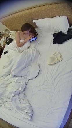 情趣酒店真来了个女神级美女 模样顶级 身材也很好 奶大腰细 男人搞完一炮一直想撸硬再搞第二炮 截图16