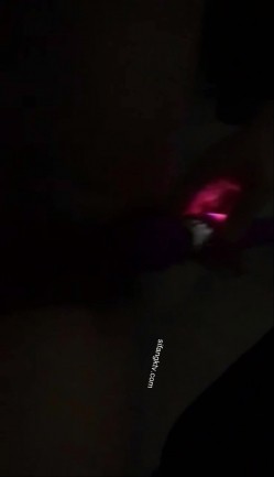 【终极调教 ️究极核弹】绿帽调教天花板『J神』最强私拍 ️路边调教淫荡小母狗 邀请路人跳蛋车震 露出勾引货车司机 截图5