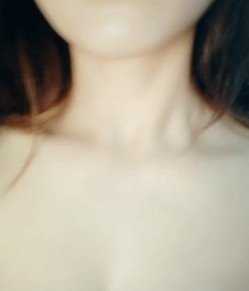 土豪私人重金定制，微密圈唇红齿白奶粉逼粉高颜女神【薇娅娅】私拍福利，各种露三点紫薇冒淫液相当反差 截图16