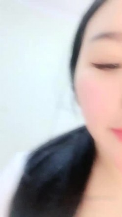 颜值不错丰满身材【蜜桃的蜜】粉逼巨乳道具自慰，卫生间假屌抽插呻吟 截图6