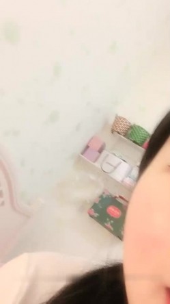 颜值不错丰满身材【蜜桃的蜜】粉逼巨乳道具自慰，卫生间假屌抽插呻吟 截图12