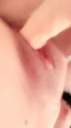颜值不错丰满身材【蜜桃的蜜】粉逼巨乳道具自慰，卫生间假屌抽插呻吟 截图16